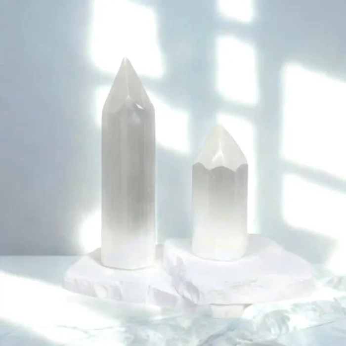 Du balti selenito bokšteliai, didesnis ir mažesnis, aštuoniakampio formos, su smailiomis viršūnėmis, ant baltų, nelygių akmenų.