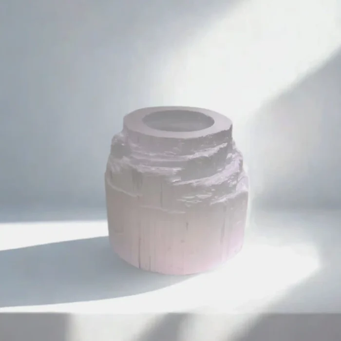 Masyvi balto selenito žvakidė "Ledo rūmai", primenanti laiptuotas pilies sienas.