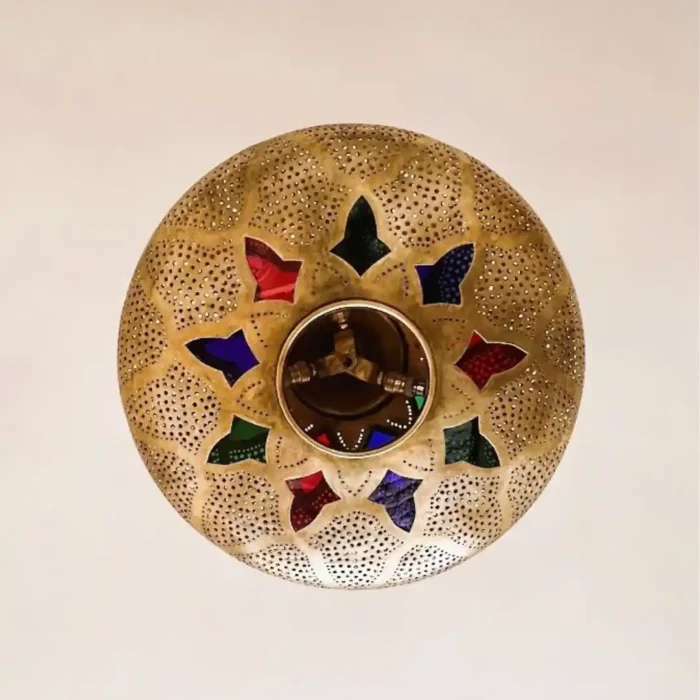 Žalvarinis, disko formos ažūrinis marokietiškas pakabinamas šviestuvas su spalvoto stiklo detalėmis, iš apačios.