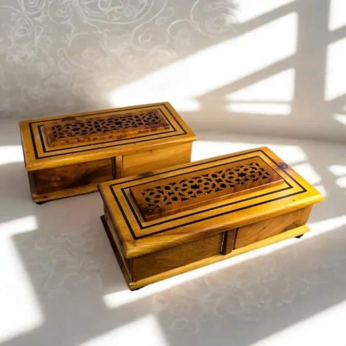 Dvi stačiakampės marokietiškos tujos paslapčių dėžutės su raižytais dangteliais, šviesiame fone.