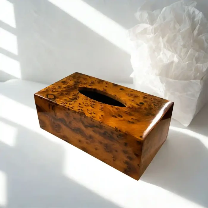 Prabangus medinis stačiakampis servetėlių dėklas iš Maroko tujos medienos.