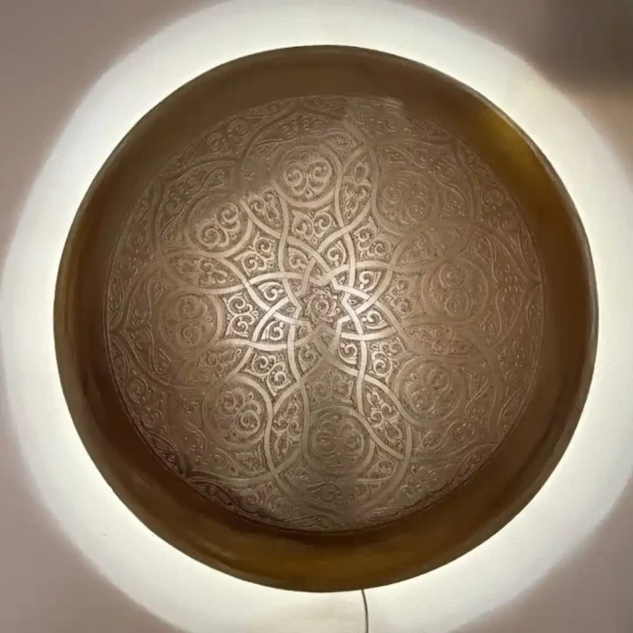 Kalinėtas žalvario sieninis šviestuvas Mėnulis su rytietiškais raštais, įjungtas